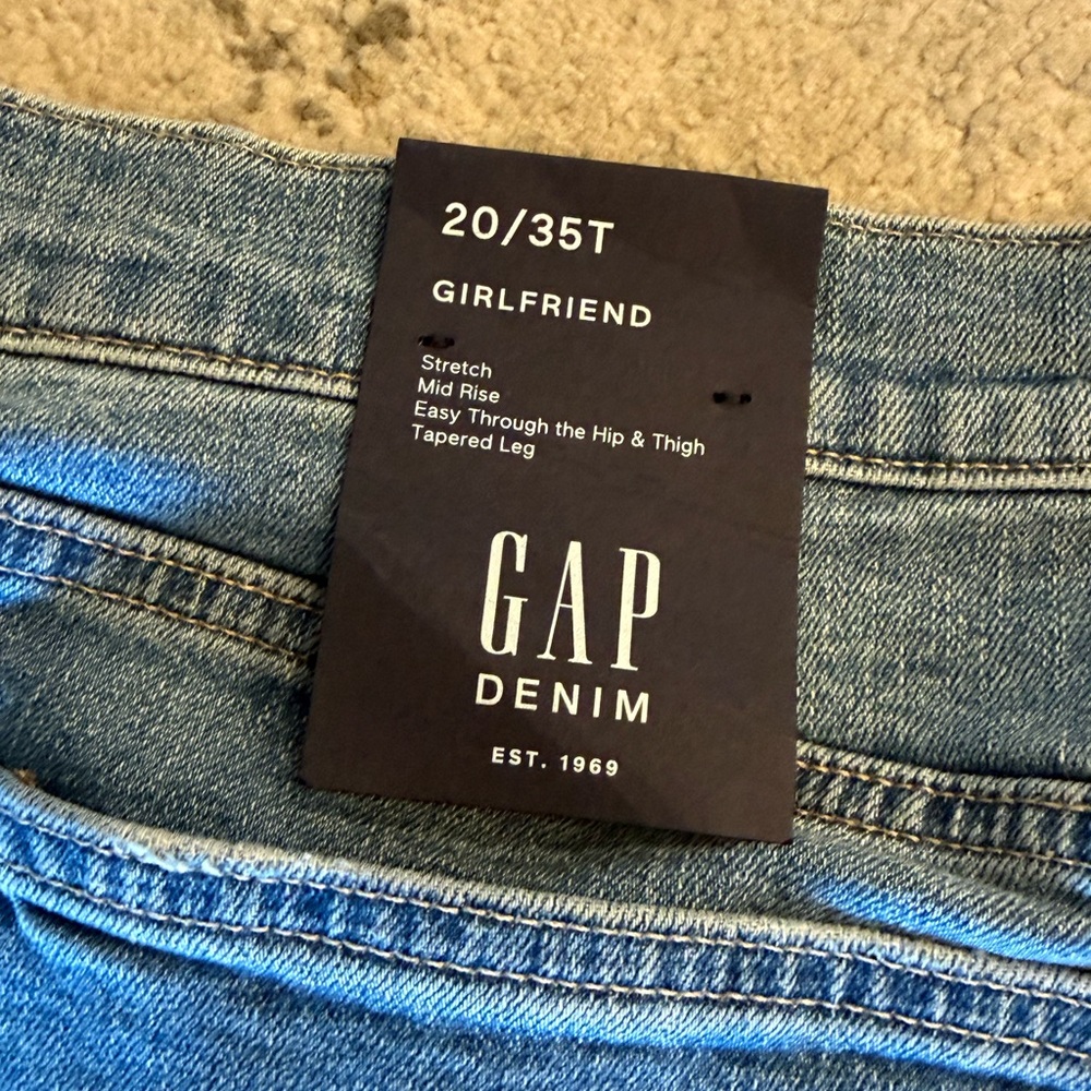 GAP Women's Mid Rise Girlfriend Jeans - Picture 3 of 5